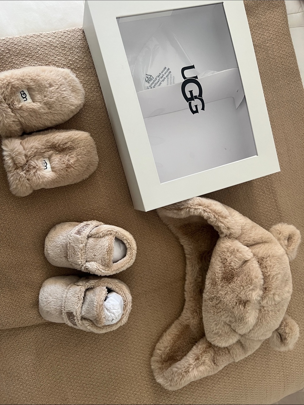 UGG Baby - Beige Faux-Fur Slippers with Bear-Ear Hat and Gloves